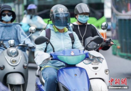 骑摩托车戴头盔,摩托车头盔佩戴的重要性与正确方法”